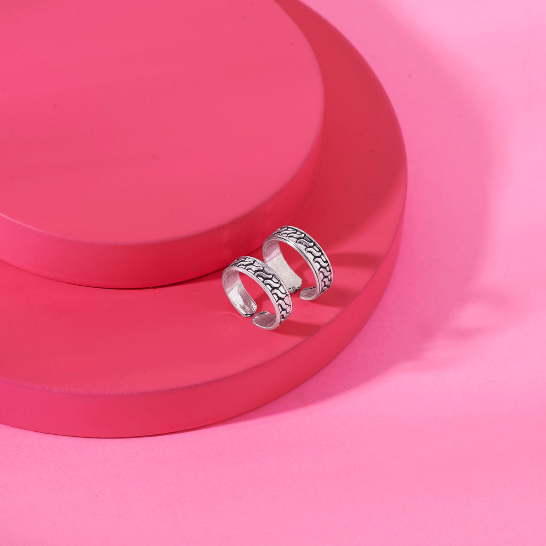 Elegant Drift Oxidized Silver Toe Ring