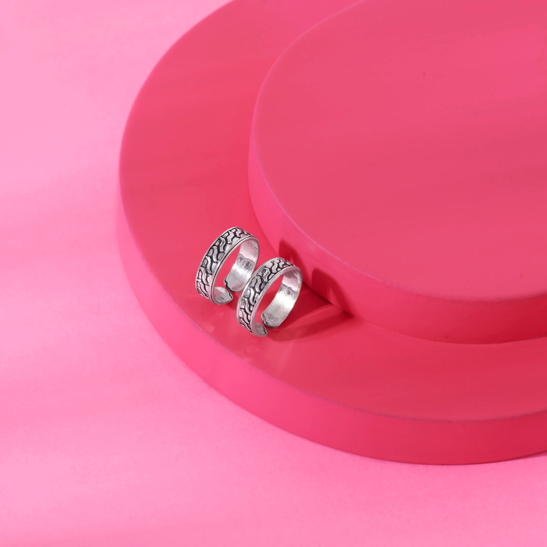 Elegant Drift Oxidized Silver Toe Ring