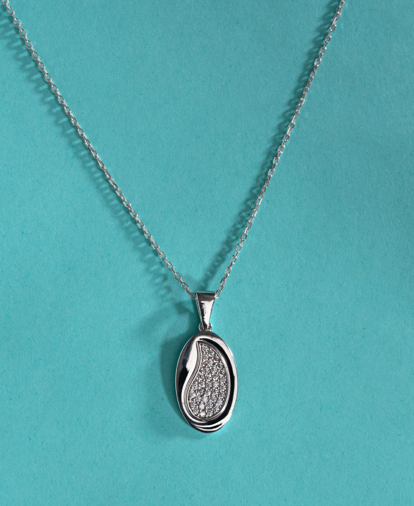 Modern Silver Necklace With A Touch Of Elegance