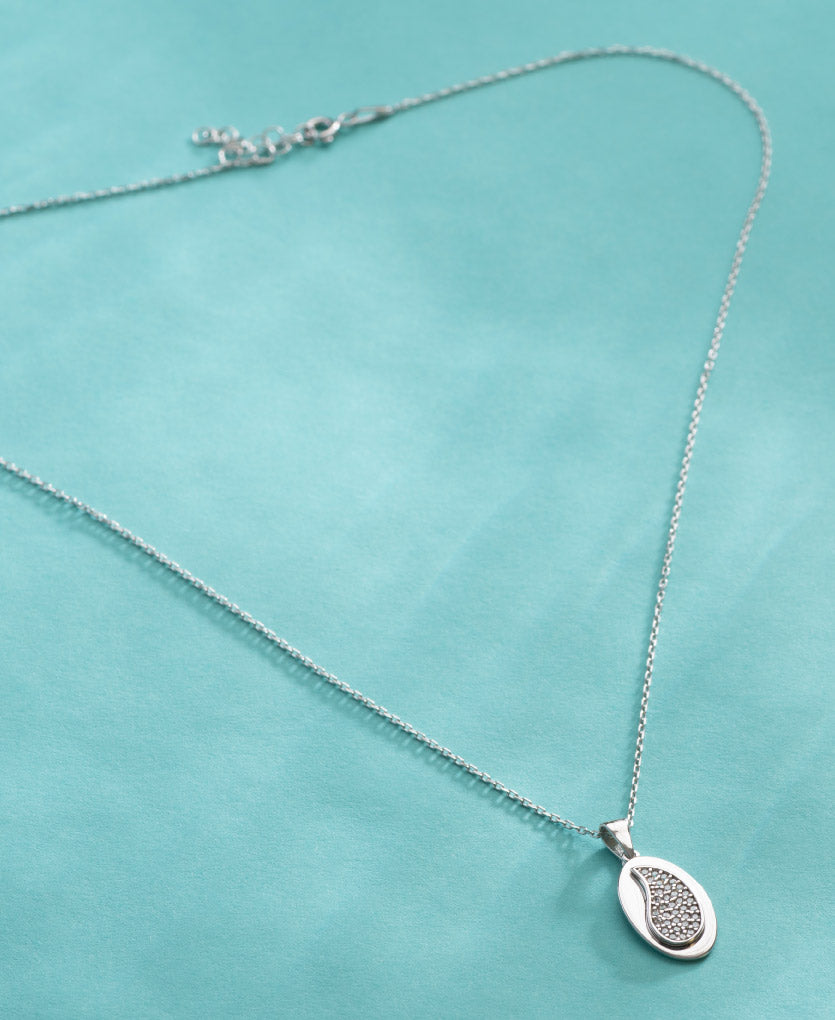 Modern Silver Necklace With A Touch Of Elegance
