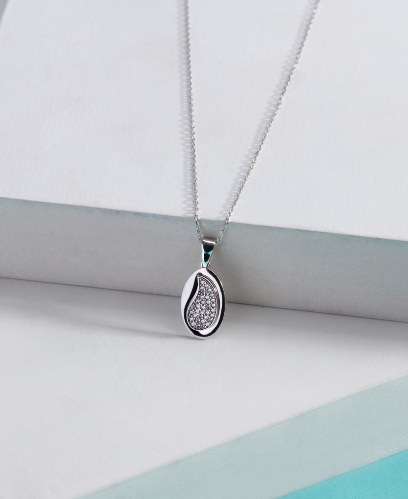 Modern Silver Necklace With A Touch Of Elegance
