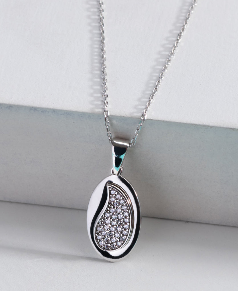 Modern Silver Necklace With A Touch Of Elegance