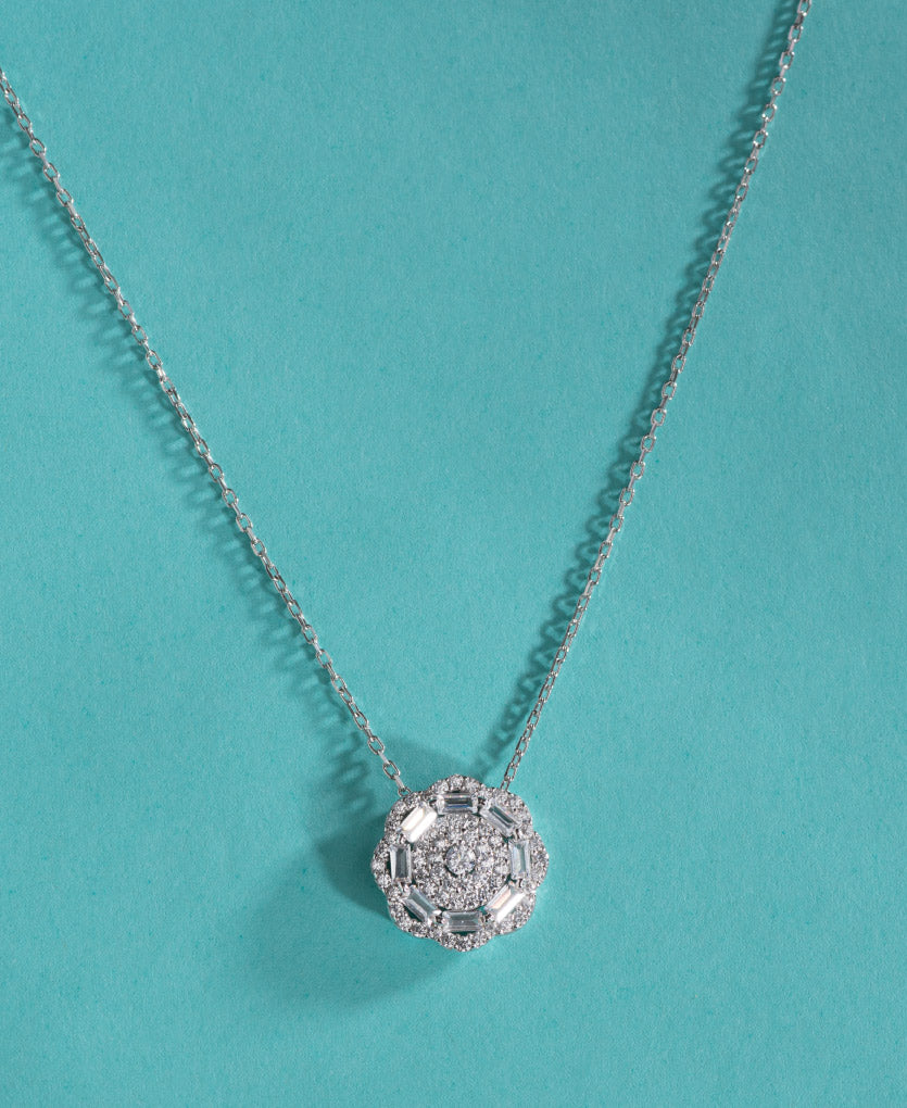 Elegant Silver Necklace With Sparkling Stud