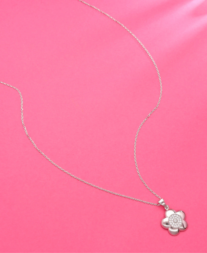Subtle And Elegant Silver Necklace With A Floral Motif