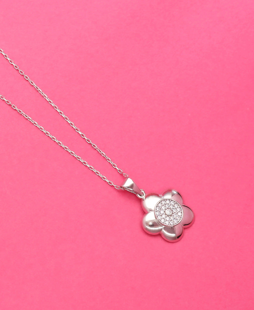 Subtle And Elegant Silver Necklace With A Floral Motif