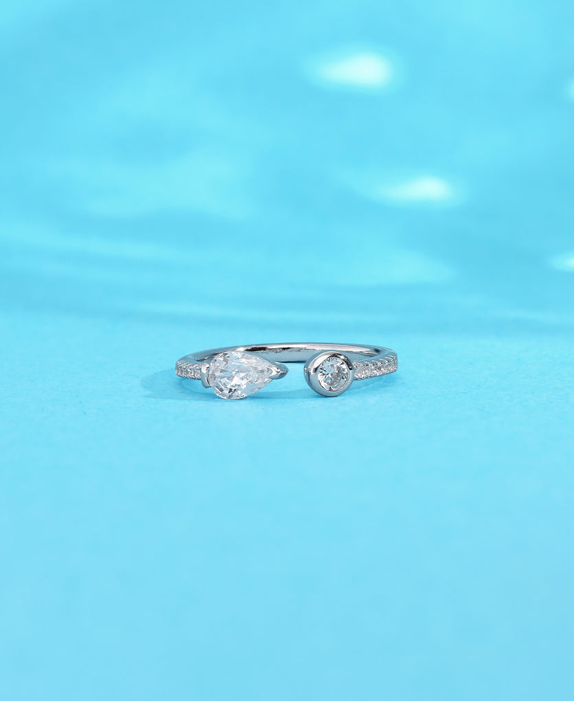 Solitude Elegance Silver Ring