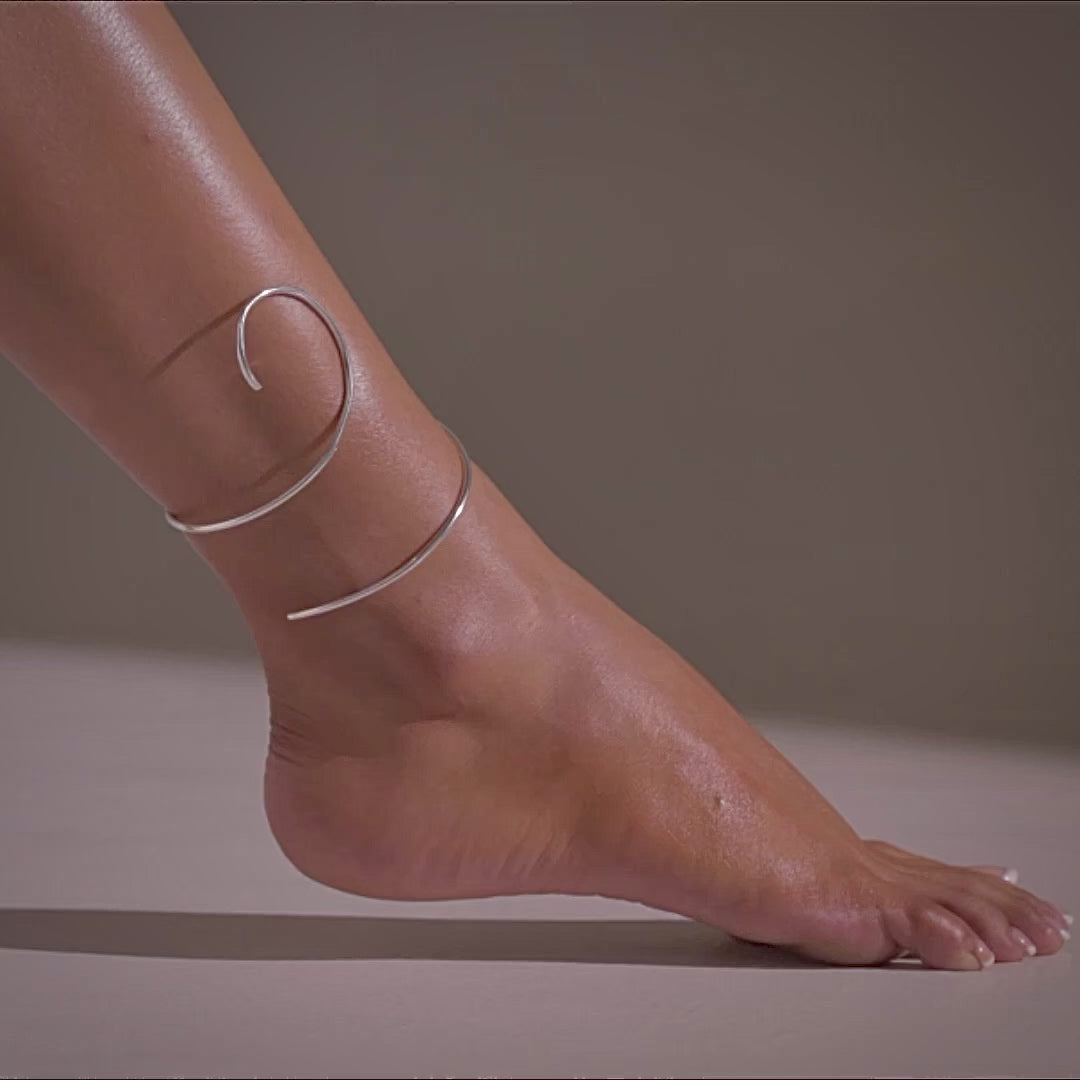 Load video: Spiral Flow 916 Silver Anklet For Woman
